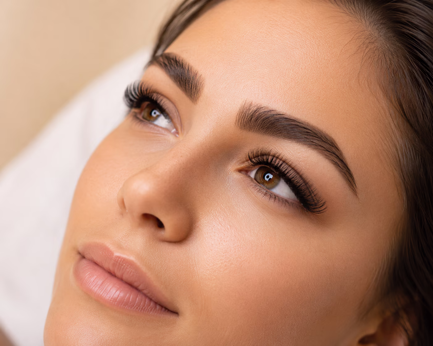 Tætte, fyldige vipper med eyelash extensions hos Beauty Star i Aarhus N